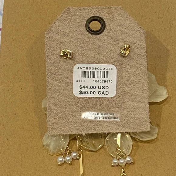 Anthropologie Floral Drop Earrings white/cream 
New unworn - Picture 5 of 6